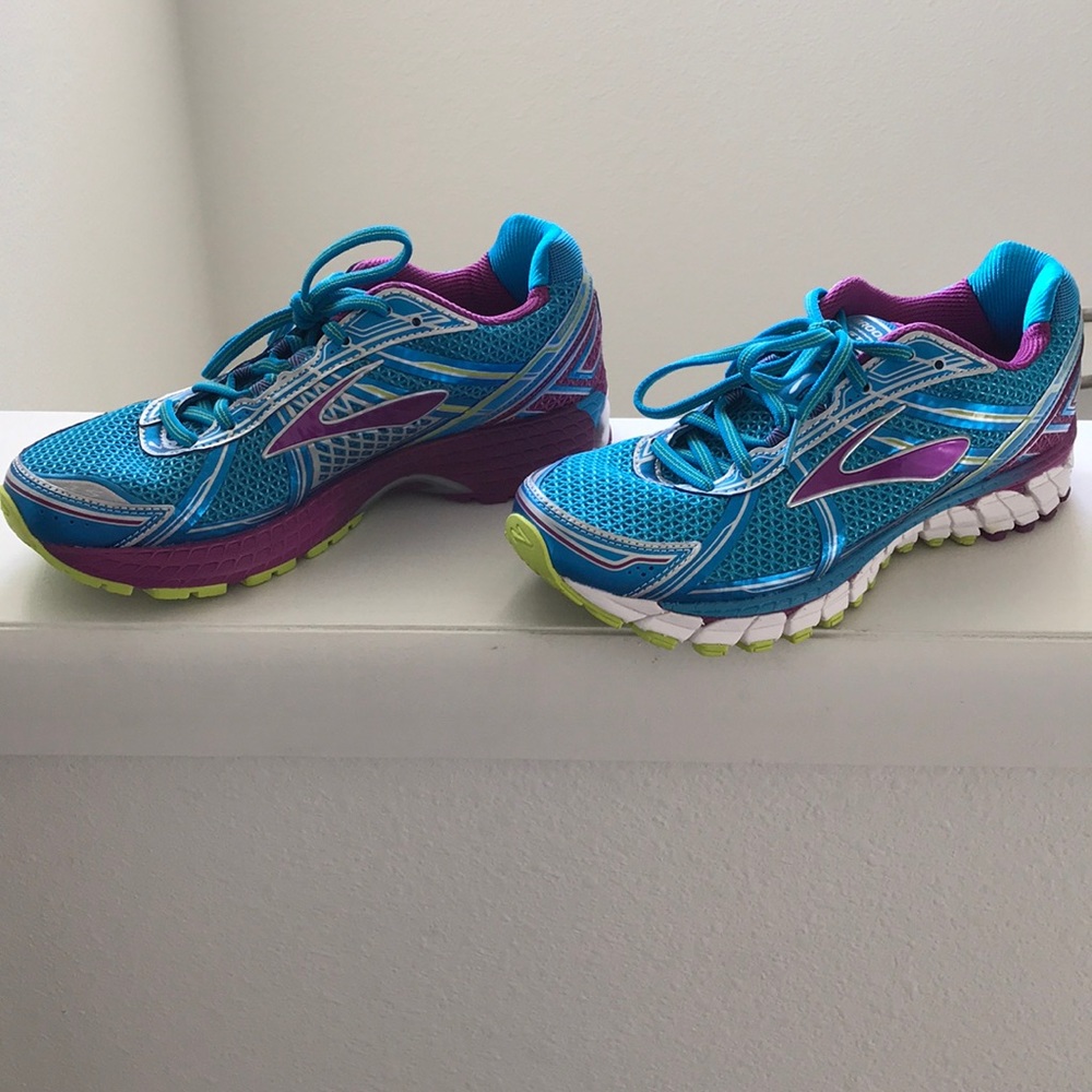 Women’s 8.5 Brooks Adrenaline GTS Running Shoes